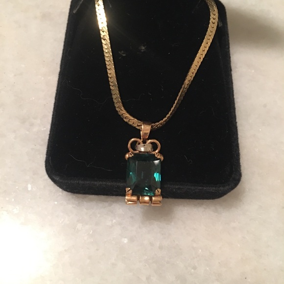 Elegant 18k Gold and Green Stone Pendant Necklace - Picture 2 of 5